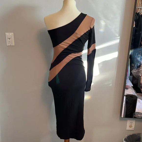 Elegant Black and Tan Off-Shoulder Midi Dress - Picture 2 of 3